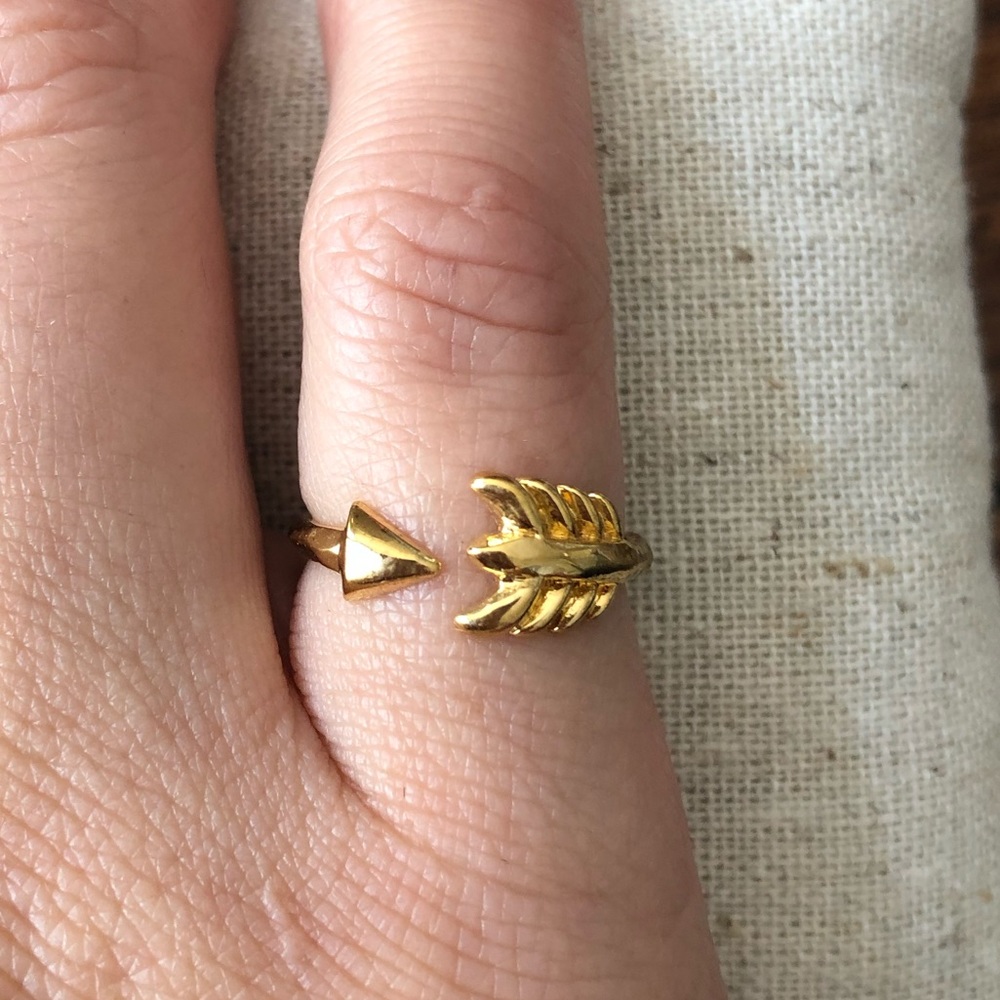 Adorable Stella & Dot split arrow ring